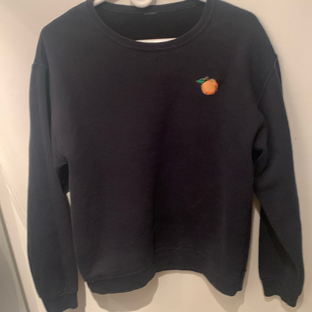 Beautiful Black Crewneck Sweater with embroidered Orange Peach SZ Large 😍